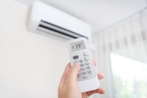 Struggling with AC Issues? How Professional Repair Services Can Help 5 AC technician fixing a malfunctioning air conditioner with precision. Rup Air Condition offers reliable AC repair services in Kolkata.